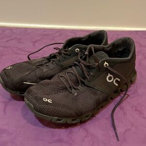 Man On Clound black athletic shoes size 9.5